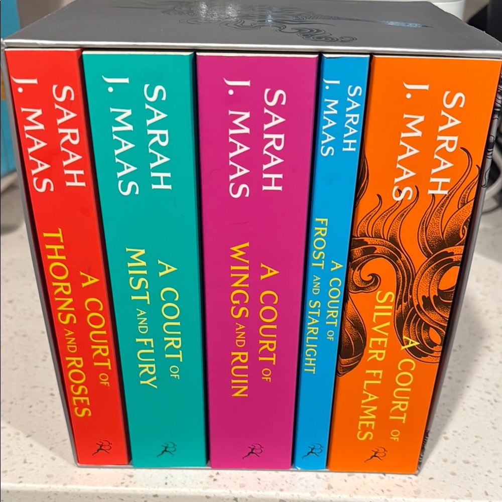 Sarah J Maas